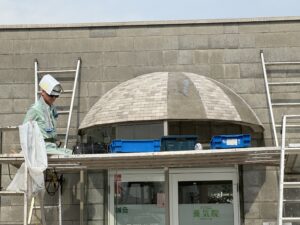 養気院の傘にタイルを貼る