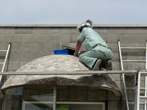 養気院の傘にタイルを貼り終えた